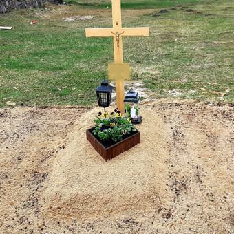 Laikinų kapaviečių papuošimas metinėms, ketvirtinei, kitai progai. Vilnius Eram service nuotrauka 7