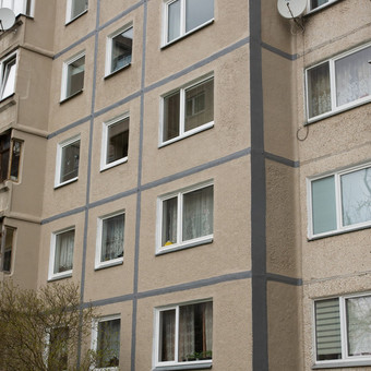 Sandarinimas suprantamas, kaip tarpblokinių sandūrų išvalymas, šiltinimas, po to tarpblokinio sujungimo tarpo tinko atstatymas(užtinkavimas) su kondensato alsuokliu ir hermetizavimas. Alytus LITIKA IR PARTNERIAI nuotrauka 3 Blokinių namų siūlių hermetizavimas Alytus LITIKA IR PARTNERIAI nuotrauka 3