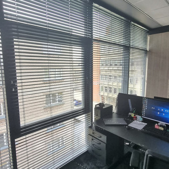 Aliuminės žaliuzės 16mm 25mm 35mm 50mm pločio juostos, įvairiausių spalvų. Rankinis ir elektrinis valdymas Šiauliai Meistras Mindaugas nuotrauka 5 Žaliuzių gamyba Šiauliai Meistras Mindaugas nuotrauka 5