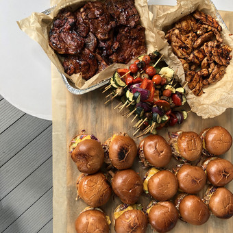 Platus karštu patiekalų pasirinkimas. Vilnius BBQMeistrai nuotrauka 2 Karštųjų patiekalų gaminimas Vilnius BBQMeistrai nuotrauka 2