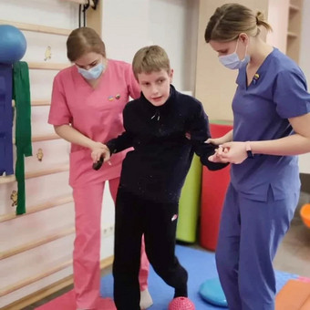 Norint pasiekti geriausių rezultatų, komandinio darbo metu kartu dirba kineziterapeutas ir ergoterapeutas. Vilnius Vaiko raidos klinika nuotrauka 4 Kineziterapija ir ergoterapija kartu Vilnius Vaiko raidos klinika nuotrauka 4