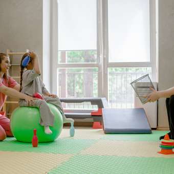 Individualizuota kineziterapijos programa vaikui spręsti kūno judėjimo problemas, atgauti raumenų jėgą, sąnarių judesių amplitudes, gerinti pusiausvyrą, koordinaciją. Dirba vienas/du specialistai. Vilnius Vaiko raidos klinika nuotrauka 1 Kineziterapija Vilnius Vaiko raidos klinika nuotrauka 1