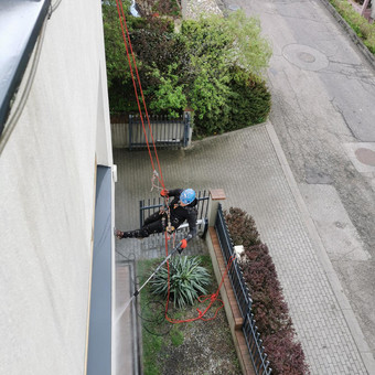 Naikiname pelėsį užaugusi ant pastato sienų, naudodami spec priemones Klaipėda MB vertical boys nuotrauka 5 Pelėsio naikinimo paslaugos Klaipėda MB vertical boys nuotrauka 5