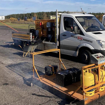 Karštu asfaltu tvarkome duobes, nelygumus, asfalto užvažiavimus, po vandentekio, elektros ar kitų darbų išpjautus asfalto plotus. Sudarome asfalto iškilimus greičio mažinimui ir kiti asfalto darbai. Vilnius Asfalto INFRA Remontas nuotrauka 1 Asfaltavimo darbai Vilnius Asfalto INFRA Remontas nuotrauka 1