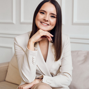 Jūsų istorijos, filosofijos, darbo užkulisių pasakojimas. Puikiai tiks socialiniams tinklams, straipsniams, svetainei. Asmeninė fotosesija studijoje ar darbo vietoje + 8 retušuoti pasirinkti kadrai. Vilnius Svetlana Martinkevičiūtė nuotrauka 2 Asmeninio prekės ženklo (įvaizdinė) fotosesija Vilnius Svetlana Martinkevičiūtė nuotrauka 2