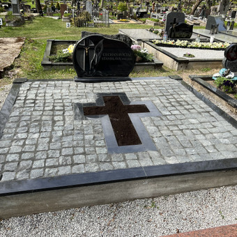 Dedame įvairių spalvų ir storių granito skaldytus akmenis. Kaunas Laurynas nuotrauka 11 Skaldytų granito akmenų klojimas Kaunas Laurynas nuotrauka 11
