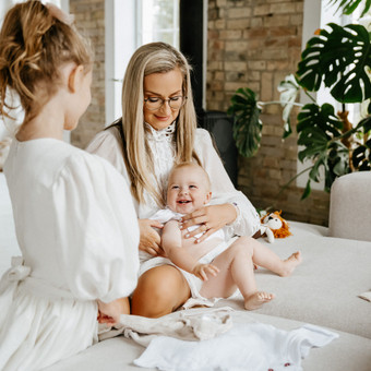 Lyja? Šalta? Karšta? Nuo oro nepriklauso fotosesija fotostudijoje. Šviesi, boho prieskonių turinti SimSim fotostudija Šiauliuose idealiai tinka šeimų, vaikų gimtadienių, porų, laukimo fotosesijoms. Šiauliai Simona Simonavičė nuotrauka 7 Fotosesija fotostudijoje Šiauliai Simona Simonavičė nuotrauka 7