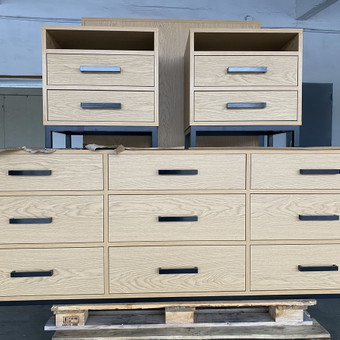 Miegamojo spintos, spinteles prie lovos bei komodos su stalčiais - tai ko jums reikia kad viskas būtų savo vietoje. Vilnius MB FURNIFIT nuotrauka 3 Miegamojo baldų gamyba Vilnius MB FURNIFIT nuotrauka 3