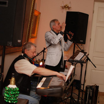 Vedu renginius, dainuoju, groju saksofonu, pabūnu DJ, naudoju salės apšvietimą ir prof. JBL aparatūrą. Vilnius Vedėjas - Muzikantas nuotrauka 1 Vestuvių muzikantai Vilnius Vedėjas - Muzikantas nuotrauka 1
