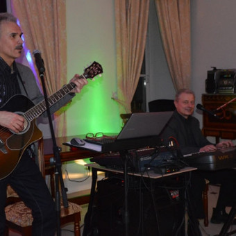 Vedu renginius, grojame ir dainuojame dviese (klavišiniai, akordeonas, saksofonas, gitara), naudojame salės apšvietimą ir prof. JBL aparatūrą. Vilnius Vedėjas - Muzikantas nuotrauka 2 Dainininkai, muzikos grupės Vilnius Vedėjas - Muzikantas nuotrauka 2