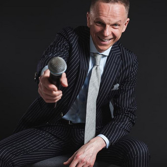 Vedu vestuves ir gyvai dainuoju (repertuaras nuo Povilaičio iki Prūsaičio, nuo Modern Talking iki Ed Shearan) Vilnius Rolandas Rutkauskas nuotrauka 1 Vestuvių muzikantai Vilnius Rolandas Rutkauskas nuotrauka 1