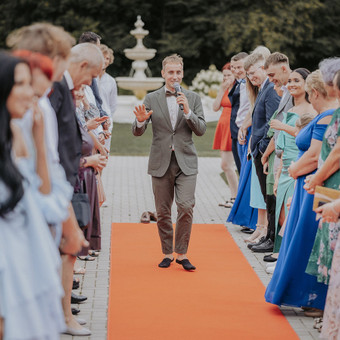 Nurodyta kaina yra už šventės programos paruošimą bei 6 val. vedimą. Papildomai galime pasirūpinti garso, šviesų įranga bei DJ paslaugomis. Vilnius Evaldas Jankantas nuotrauka 1 Vestuvių šventės vedimas Vilnius Evaldas Jankantas nuotrauka 1