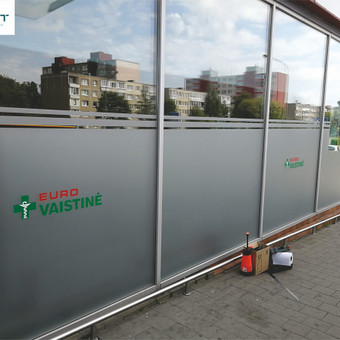 Tai pats geriausias sprendimas norint užtonuoti langus taip, kad iš išores matysis tik siluetai, o dirbantiems viduje nepritruks saules šviesos. Taip išsaugomas darbuotoju privatumas :) Kaunas ADLAIT reklama nuotrauka 4 Stiklų apklijavimas plėvele Kaunas ADLAIT reklama nuotrauka 4