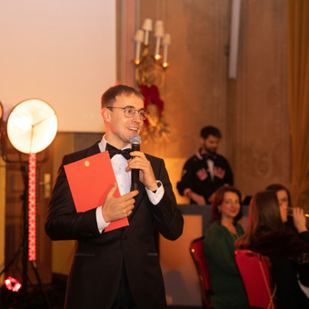 Nurodyta kaina yra už šventės programos paruošimą ir vedimą. Papildomai galime pasirūpinti apšvietimu, garso aparatūra ir DJ paslaugomis. Vilnius Evaldas Jankantas nuotrauka 2 Įmonių renginių vedimas Vilnius Evaldas Jankantas nuotrauka 2