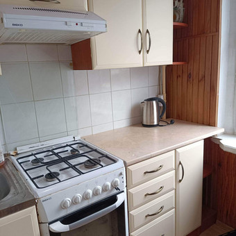 Valymo metu nuo sienų, šviestuvų, palangių, stiklinių pertvarų, langų, grindjuosčių, durų, baldų ir kitų paviršių yra pašalinamos dulkės, išvalomi ir atplaunami patalpų paviršiai. Kaunas UAB "Innovasta" nuotrauka 6 Butų valymas Kaunas UAB "Innovasta" nuotrauka 6