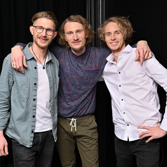 Vienos valandos programa įsimintinam vakarėliui su gyvo garso grupe. Programoje skamba geriausios autorinės, bei Lietuvoje ir pasaulyje žinomi koveriai: Coldplay, Imagine Dragons, Rondo ir panašiai Akmenės rajonas Mėnulio Fazė (Vladas Chockevičius) nuotrauka 3 Muzikantai jubiliejui Akmenės rajonas Mėnulio Fazė (Vladas Chockevičius) nuotrauka 3