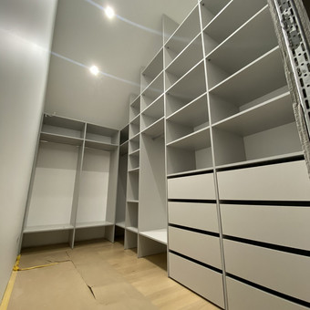 Drabužines ieinamos su lentynomis, stalčiais ir visais kitais mechanizmais kurie sukurtų tvarką bei jaukumą. Vilnius MB FURNIFIT nuotrauka 10 Drabužinės baldų gamyba Vilnius MB FURNIFIT nuotrauka 10