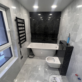 Šampūnų nišų formavimas, plytelių pjovimas 45 laipsniu, hidroizoliacijos įrengimas, dušo zonos nuolydžio formavimas, grindų betonavimas/lyginimas Kaunas Statmeistra nuotrauka 1 Plytelių klijavimas Kaunas Statmeistra nuotrauka 1