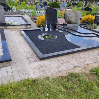 Raidžių ir portretų kalimas ant paminklo Kaunas Kauno kapų priežiūra / Aistė Astašauskaitė nuotrauka 4