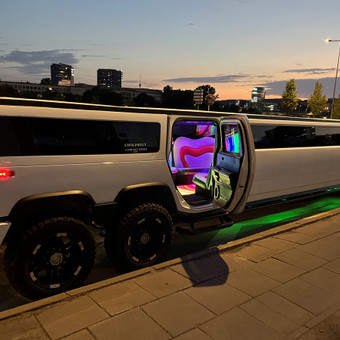 Balto hummer h2 limuzino nuoma vestuvių progom. Ar gi ne puiku su savo artimiausiais draugais visa šventinia dieną praleisti kartu :) Vilnius Unolimo nuotrauka 1 Balto hummer H2 6 ratų nuoma vestuvėms Vilnius Unolimo nuotrauka 1