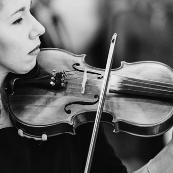 Atliekame instrumentinės muzikos programą likus valandai (arba dienai) prieš atsisveikinimą. Programoje skamba klasikinės ir populiariosios muzikos kūriniai. Vilnius Šilko Garsas nuotrauka 7 Laidotuvių ceremonija Vilnius Šilko Garsas nuotrauka 7