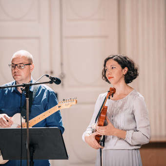 Šiuolaikiškai ir profesionaliai atliekame muzikos kūrinius civilinės vestuvių ceremonijos ar santuokos bažnyčioje metu. Repertuarą suderiname pagal individualius pageidavimus. Vilnius Šilko Garsas nuotrauka 5 Muzika ceremonijos metu Vilnius Šilko Garsas nuotrauka 5