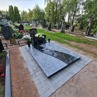 Restauruojame senas kapavietes.Uždengiame senus antkapius. Radviliškio rajonas MB,,Skromanų paminklai'' nuotrauka 7 Senų kapaviečių restauracija Radviliškio rajonas MB,,Skromanų paminklai'' nuotrauka 7