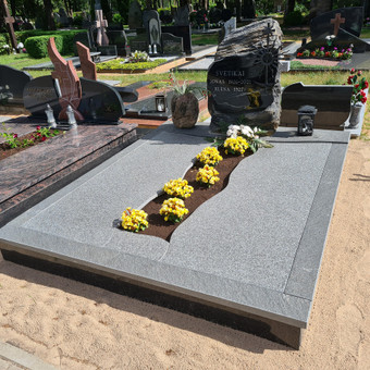 Paminklai iš natūralaus akmens,dalinai įdėtas natūralus akmuo. Radviliškio rajonas MB,,Skromanų paminklai'' nuotrauka 11 Naturalus akmuo-lauko akmuo Radviliškio rajonas MB,,Skromanų paminklai'' nuotrauka 11