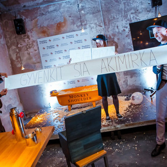 Tai 2 valandų programa. Tinka tiek įmonių šventėms (komandos formavimui), tiek asmeninėms šventėms. Po magijos pasirodymo visi svečiai kimba mokytis magijos triukų. Galiausiai viską vainikuoja MAGIJOS Vilnius Justinas Malinauskas nuotrauka 5 Magijos festivalis Vilnius Justinas Malinauskas nuotrauka 5