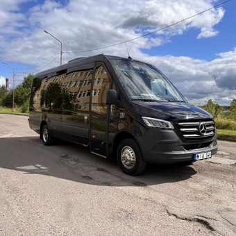Kiekvieno užsakymo kaina skaičiuojama individualiai. Pvz. 20 vt. mikroautobuso nuoma iki 4 val. Vilniaus/Kauno/Klaipėdos mieste kainuoja 165 Eur su PVM. Vilnius UAB "Kautra" nuotrauka 1 Keleiviniai mikroautobusai Vilnius UAB "Kautra" nuotrauka 1
