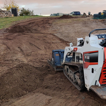 BOBCAT MT100 kompaktiškas mini krautuvas, skirtas darbui siaurose vietose ir vietovėse, kur reikalingas manevringumas. Šis modelis pasižymi mažais matmenimis, tačiau turi didelį našumą. Kaunas UAB Tvarkingas kiemas nuotrauka 10 Mini BOBCAT MT 100 technikos darbai Kaunas UAB Tvarkingas kiemas nuotrauka 10