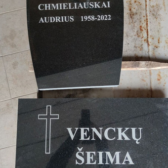 Raidės kalamos ant paminklo ne kapinėse. Kaunas Laurynas nuotrauka 12 Raidžių kalimas ant paminklų (portretų) Kaunas Laurynas nuotrauka 12
