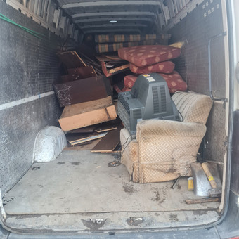 Sofa, lova nuo 25 €, minkštas kampas nuo 30€, stalas 10 €, komoda10€-15€,
kėdė 3 €, virtuvinių spintelių komplektas nuo 30 € iki 40€, spinta 30 €, sekcijos viena dalis 15 €,durys su stakta 15 € Klaipėda Giedrius Jomantas nuotrauka 1 Senų baldų išvežimas Klaipėda Giedrius Jomantas nuotrauka 1