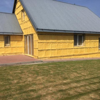 Fasadus šiltiname uždarų porų poliuretanu , o oro tarpus sienose - pusiau uždarų porų poliuretanu. Dirbame greitai , profesionaliai , su garantija , mokate tik už realiai sunaudotas medžiagas . Alytus Termosnaigė ir Ko nuotrauka 2 Fasadų, sienų šiltinimas Alytus Termosnaigė ir Ko nuotrauka 2