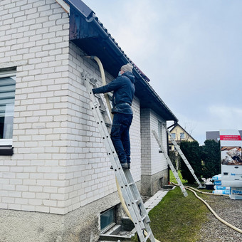 Pučiame į sienų oro tarpus, šiltininant sienas sukritinimas ne daugiau 1%, darome ant sienų ir savo karkasus, pučiame ir į gipsą. Klaipėda Šiltinimas biria vata nuotrauka 2 Fasadų, sienų šiltinimas Klaipėda Šiltinimas biria vata nuotrauka 2