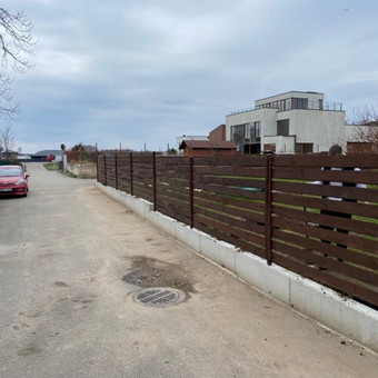 Statome ir sukame medines tvoras ir horizontale linija ir ištriža esan poreikiui taip pat galime perdažyti tvoros lentutes. Vilnius AM Statybų Grupė nuotrauka 3 Medinės tvoros Vilnius AM Statybų Grupė nuotrauka 3