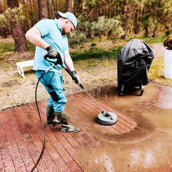 Plauname trinkelių aukšto slėgio plovimo įranga. Klaipėda iClean švaros centras nuotrauka 16 Trinkelių valymas Klaipėda iClean švaros centras nuotrauka 16
