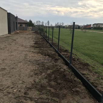 Rinkdamiesi tvorą, nepamirškite apie pakabinamus betoninius pamatus. Tai puikus sprendimas siekiantiems pagerinti savo aplinkos visumą. Šiuos pamatėlius lengva montuoti, jie ilgaamžiai ir dar ilgai pu Kaunas Grabeka nuotrauka 9 Stulpu betonavimas Kaunas Grabeka nuotrauka 9