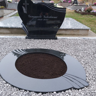 Raidžių ir portretų kalimas ant paminklo Vilnius Paulius Latvys nuotrauka 4