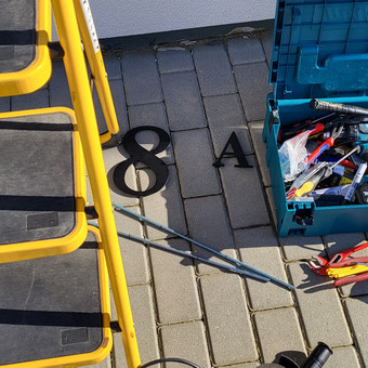 Konkreti kaina nustatoma apkalbėjus su klientu ir paskaičiavus medžiagų ir darbų kiekius. Klaipėda Marius nuotrauka 25 Namo adreso ženklų kabinimas Klaipėda Marius nuotrauka 25
