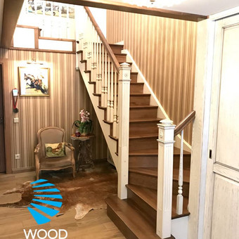 Į kainą įskaičiuota pilnai medinės konstrukcijos laiptų projektavimas, gamyba ir montavimas.
Naudojama uosio mediena bei standartinės konstrukcijos medžiagos. Kaunas Wood Step, UAB nuotrauka 5 Mediniai laiptai, gamyba Kaunas Wood Step, UAB nuotrauka 5