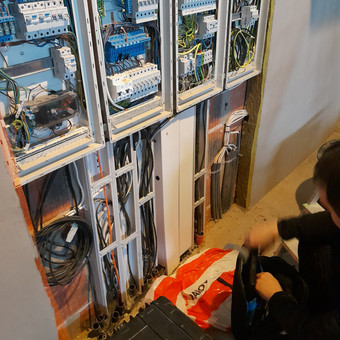 Nuo 20 eur už tašką individualiai nuo objekto. Elektros instaliacijos darbai dažniausiai vykdomi dviem etapais, pirmuoji išvedžiojami visi reikiami laidai, antruoju susideda visi mechanizmai ir tt Vilnius Andrius nuotrauka 1 Elektros instaliacija Vilnius Andrius nuotrauka 1