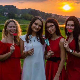 Būdama šalia pasirūpinsiu, kad jaustumėtės atsipalaidavę ir tiesiog būtumėte savimi. Kaunas Roberta Kirsnickaitė nuotrauka 13 Mergvakarių fotosesija Kaunas Roberta Kirsnickaitė nuotrauka 13