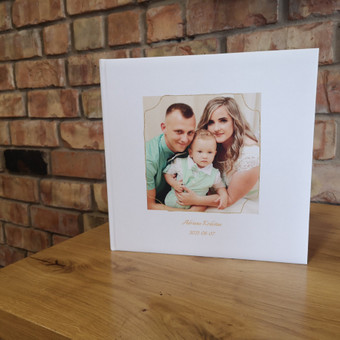 Nuo 28 psl.
Keturi formatai: 20x20, A4 (vertikali ir horizontali) ir 30x30 cm.
Blizgus popierius 205 g/m2 Varėnos rajonas Vaiva Budėnė nuotrauka 8 Fotoknygos maketaVimas ir gamyba Varėnos rajonas Vaiva Budėnė nuotrauka 8