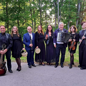 Įvairios koncertinės programos bendruomenių, miestelių ar privačioms šventėms. Grojame itališką estradą, prancūziškas melodijas, instrumentinę muziką bei lietuviškas dainas. Alytus Solo Plius nuotrauka 1 Dainininkai, muzikos grupės Alytus Solo Plius nuotrauka 1