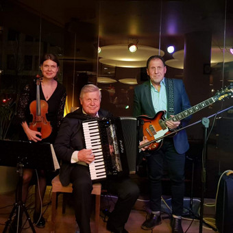 Itališka bei lietuviša estrada, prancūziška muzika, pasaulinės žinomos melodijos. Alytus Solo Plius nuotrauka 3 Muzikantai jubiliejui Alytus Solo Plius nuotrauka 3