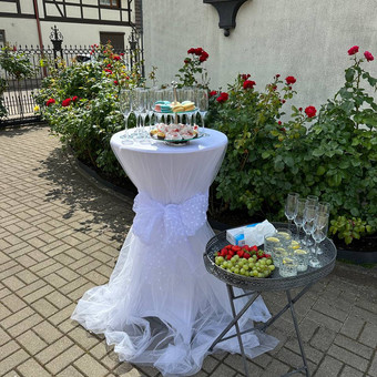 Minimalistinis staliukas patogiai pavaišinti šventės svečius šampano taure po vestuvių ar krikštynų ceremonijos 🤍
Paslaugą sudaro:
🥂 Patogaus aukščio staliukas su staltiese;
🥂 Individualiai suderin Klaipėdos rajonas Inga nuotrauka 1 Šampano staliukas Klaipėdos rajonas Inga nuotrauka 1
