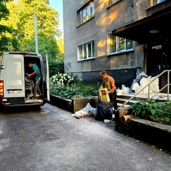 Išvažame statybines ir ne tik šiukšles baldus į utelizacijos aikštele. Kaina priklauso nuo šiukšlių tipo, kelintas aukštas. Vilnius Ernestas Žilinskij nuotrauka 2 Statybinių atliekų išvežimas Vilnius Ernestas Žilinskij nuotrauka 2