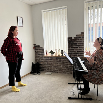 Individualios ir grupinės vokalo pamokos vaikams ir suaugusiems. Kaunas Fortepijonas, smuikas, dainavimas, gitara. nuotrauka 1 Privačios vokalo pamokos Kaunas Fortepijonas, smuikas, dainavimas, gitara. nuotrauka 1