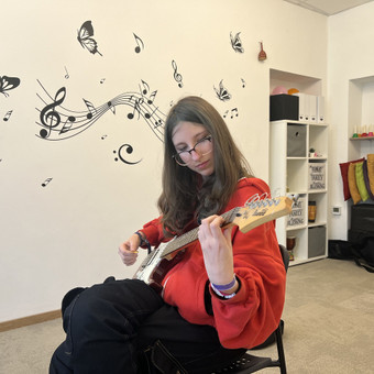 Individualios klasikinės, bosinės, elektrinės, akustinės gitaros pamokos - vaikams, paaugliams ir suaugusiems. Kaunas Fortepijonas, smuikas, dainavimas, gitara. nuotrauka 3 Gitaros pamokos Kaunas Fortepijonas, smuikas, dainavimas, gitara. nuotrauka 3